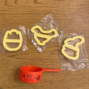 SPLENDA Peep, Bunny, & Tulip Yellow Cookie Cutter Set + 1/2 c Measuring Cup NIP